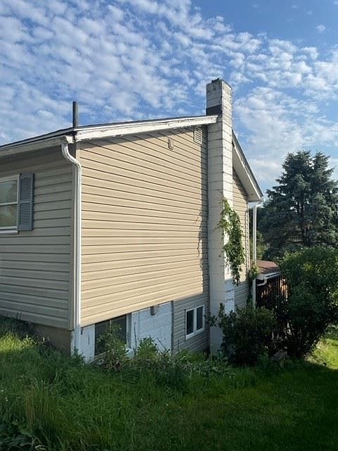 2nd image of 1679 1/2 E Maiden St S