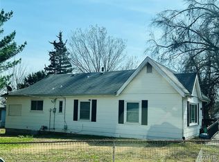 9758 Diamond Dr, Saint Louis, MO 63137