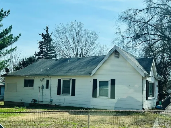 9758 Diamond Dr, Saint Louis, MO 63137