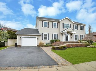 31 Maplewood Dr, Plainview, NY 11803