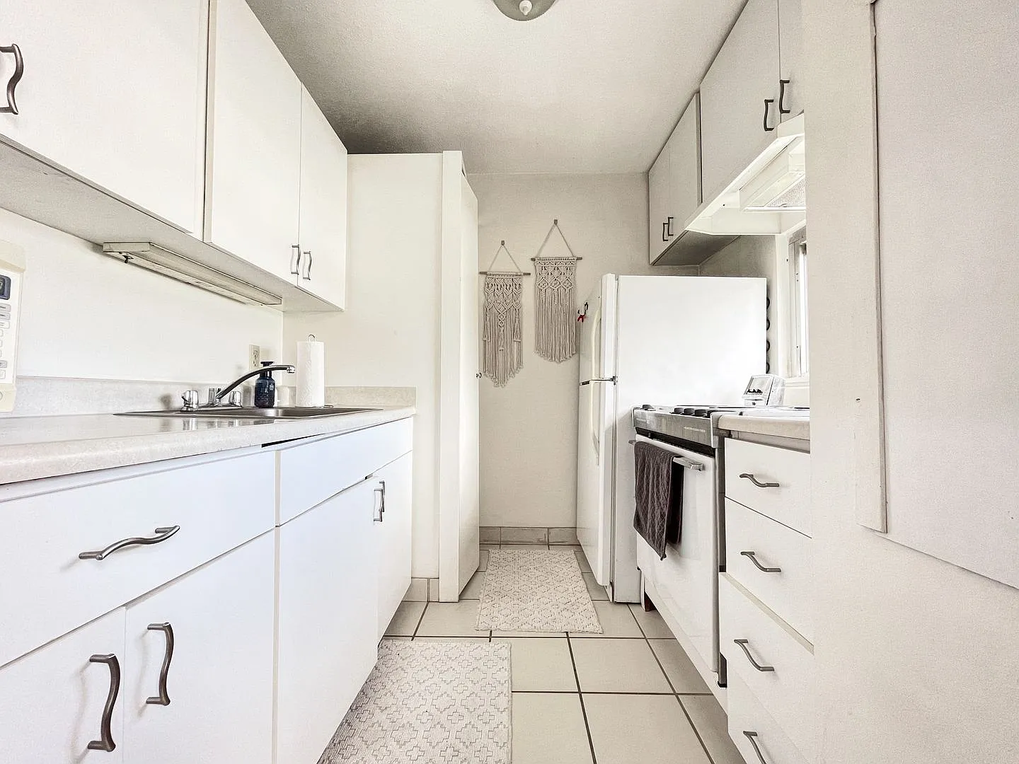 Pet Friendly Furnished Waikiki Studio with Central A/C and Parking. Utilities Included in Rent. — Photo 4