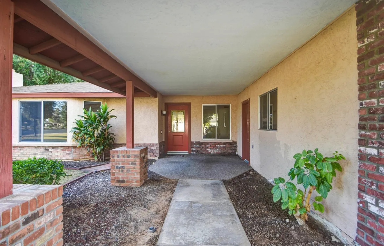 3 bed, 2300 sqft, $2,800 — Photo 2