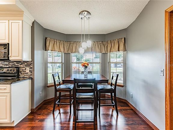 5th image of 901 Village Lake Dr N