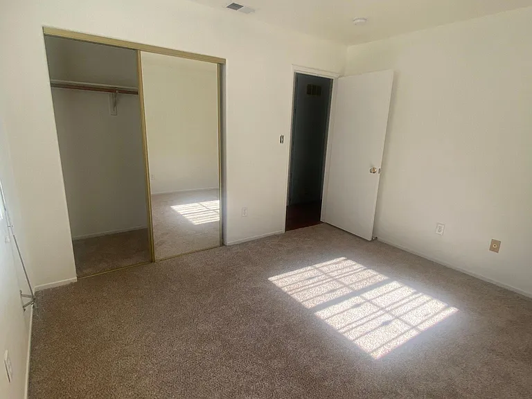 1827 N Mariposa Ave — Photo 15