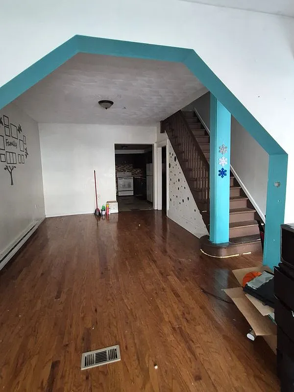 4 bed, 1.0 bath, 1985 sqft, $1,400 — Photo 2