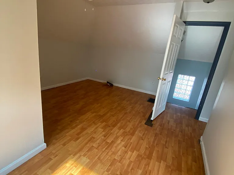 409 Zara St — Photo 11