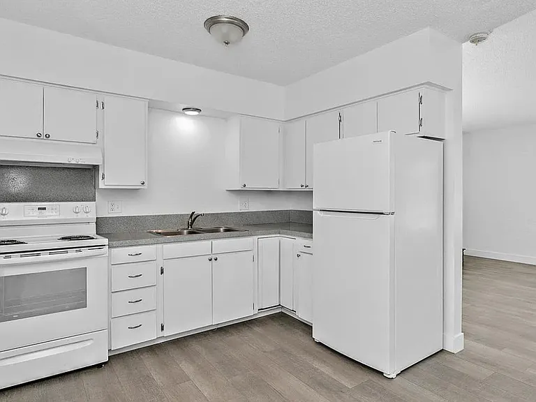 135 Davis Ave #1 — Photo 3