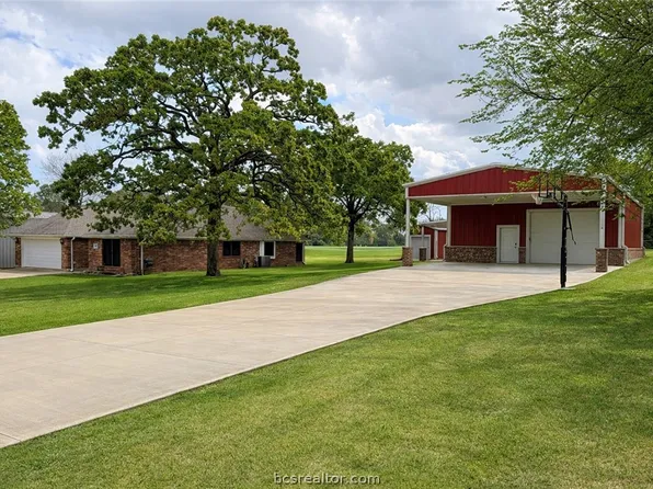 202 Golfview Dr, Hilltop Lakes, TX 77871