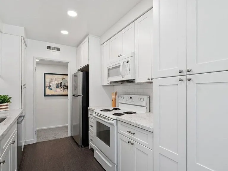 540 Kelton Ave #204 — Photo 7