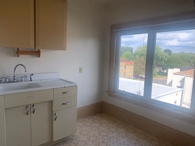 1635 Sherburne Ave — Photo 7