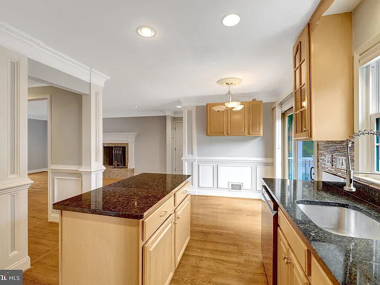 8995 Parliament Dr — Photo 17