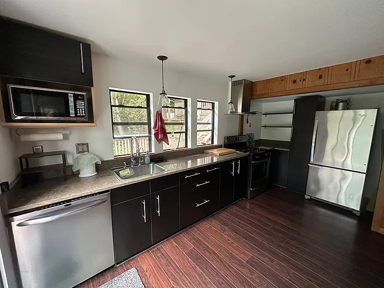 240 Farrell Dr — Photo 3