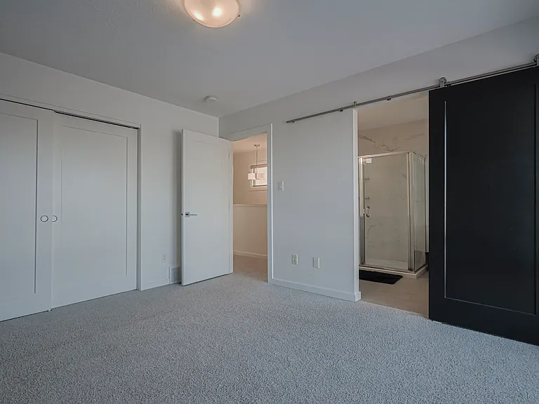1704 Keene Cres SW — Photo 24