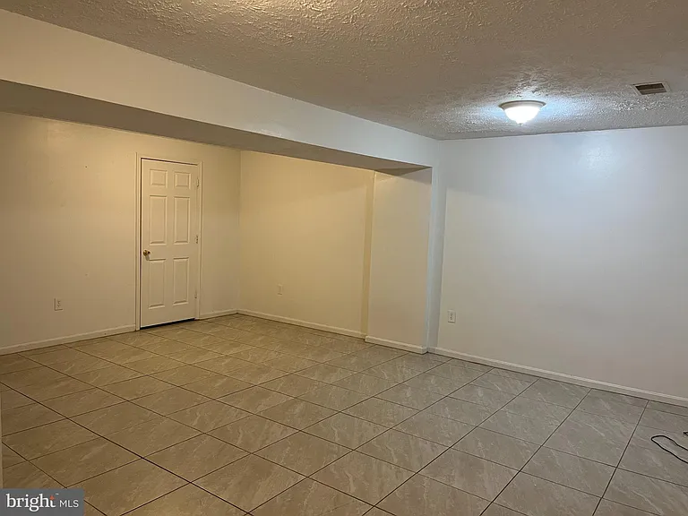 14684 Cloverdale Rd — Photo 4