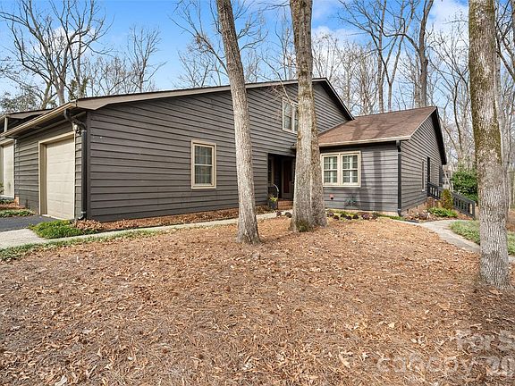 3rd image of 832 Bridgewood Dr