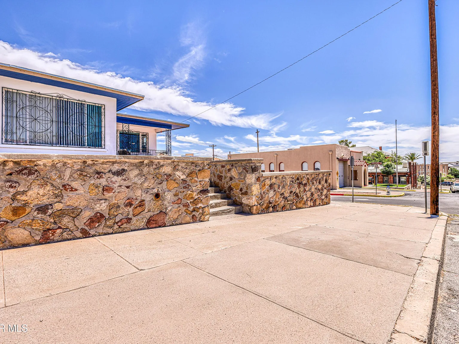 3 bed, 2.0 bath, 1975 sqft, $2,000 — Photo 3