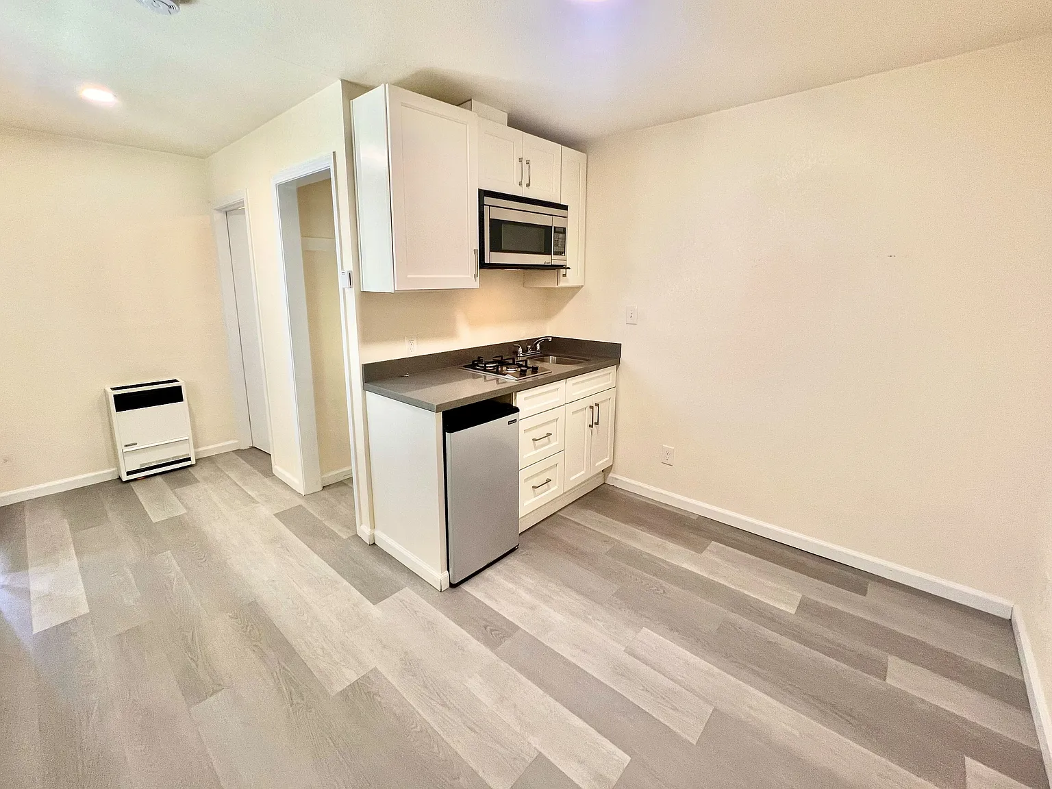 Studio, 200 sqft, $1,149 — Photo 1