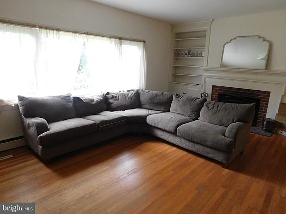 2nd image of 1127 Hanover St