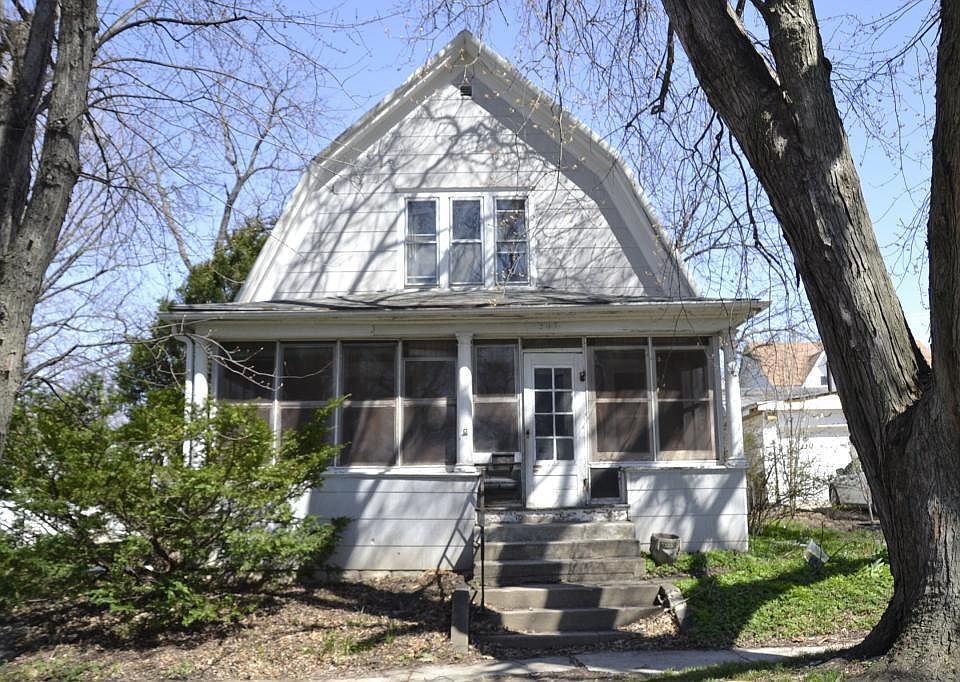1st image of 207 S Broadway St