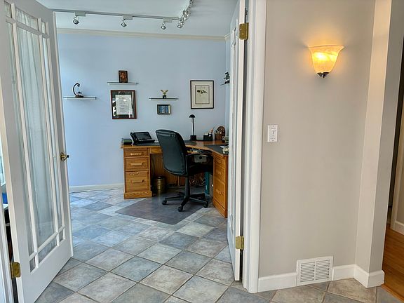 5th image of 1881 Somerset Ln