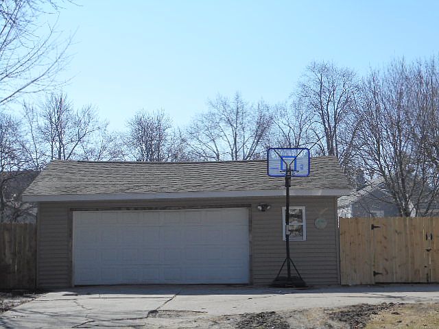 2 1/2 car detached garage