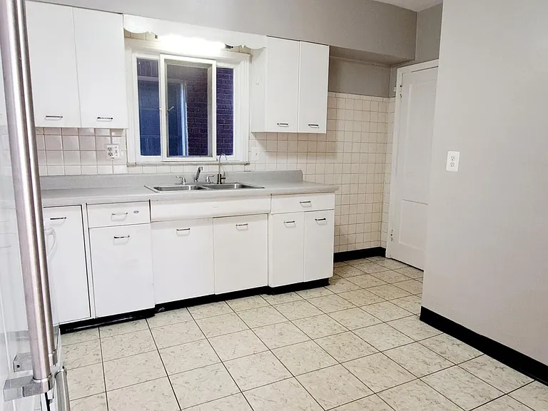 5950 Phillips Ave — Photo 8