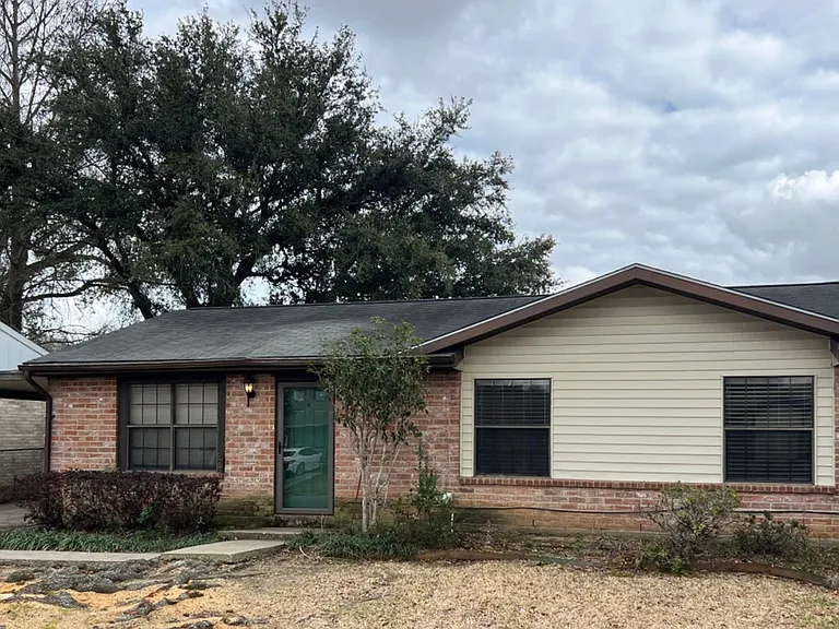 402 Thompson Dr — Photo 1