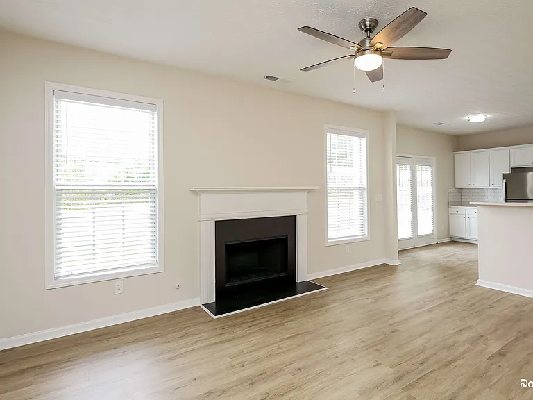 995 Clairidge Ln SW — Photo 2