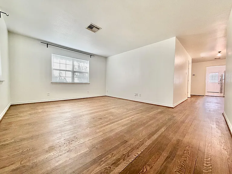 2126 Banks St #2 — Photo 12
