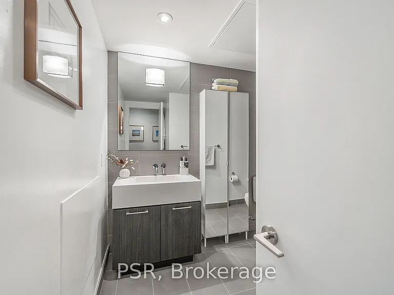 560 King St W #203 — Photo 29