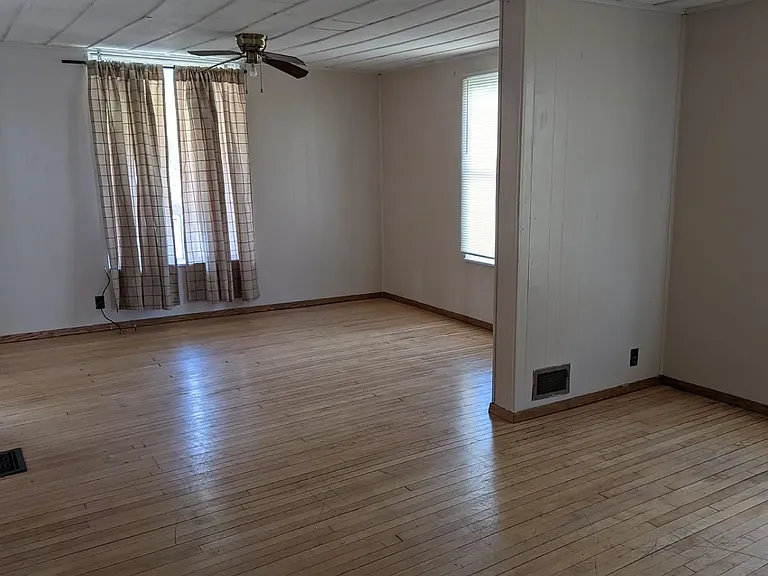 326 E Hickory St — Photo 3