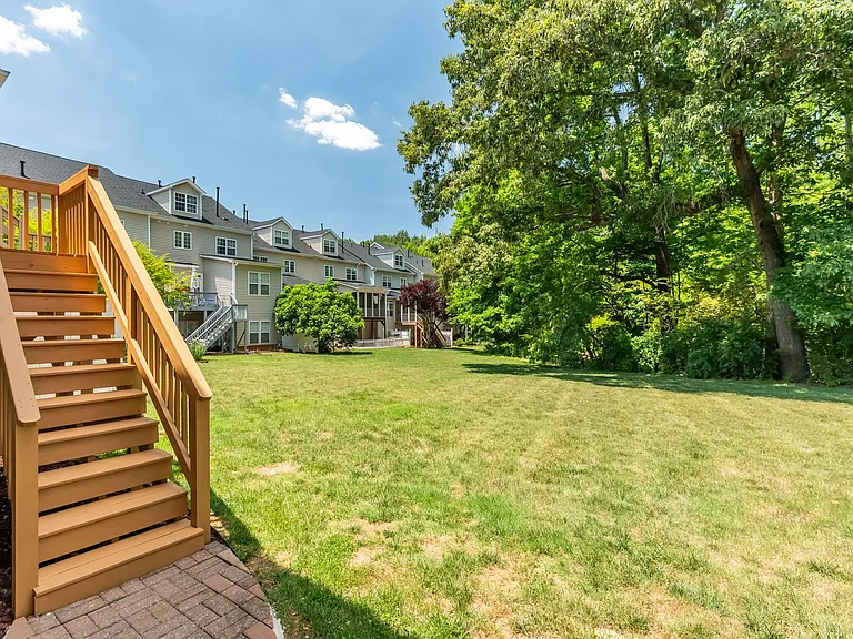 207 Towne Ridge Ln — Photo 32
