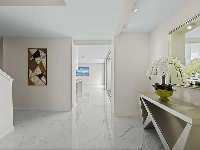 555 University Ave — Photo 28