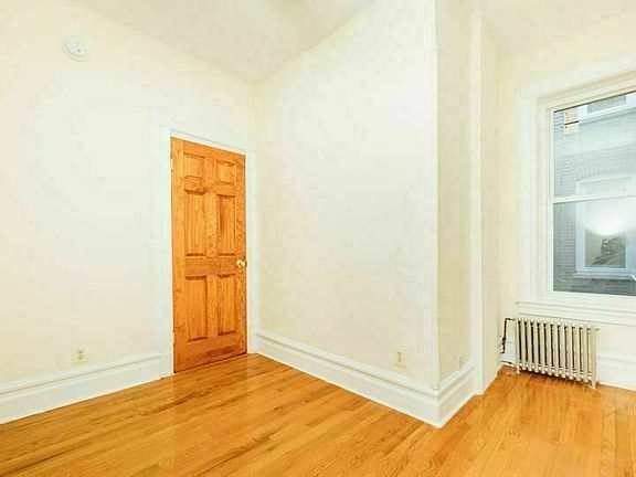 5th image of 271 Halsey St APT 1R