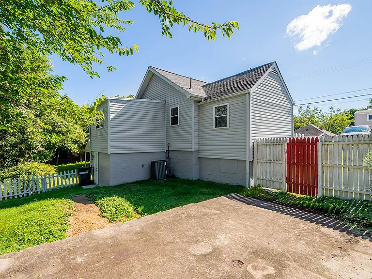 1886 Beechford Ave — Photo 3