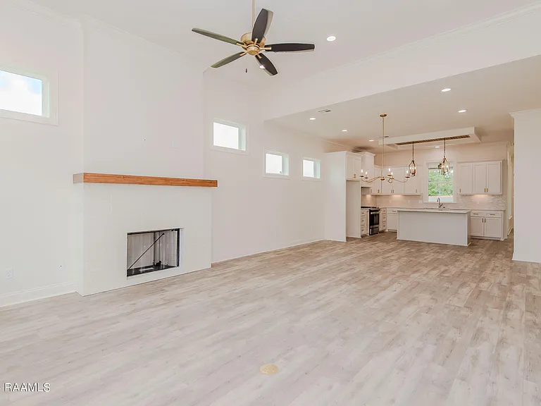 424 Dunvegan Ct — Photo 3
