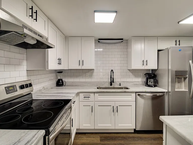 425 W Rich Ave — Photo 5