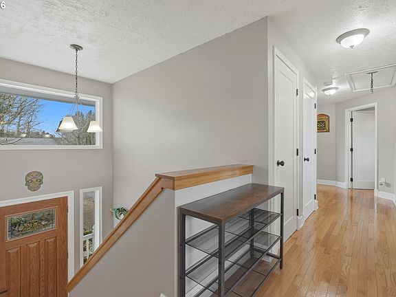 5th image of 3895 SE Pelton Ave
