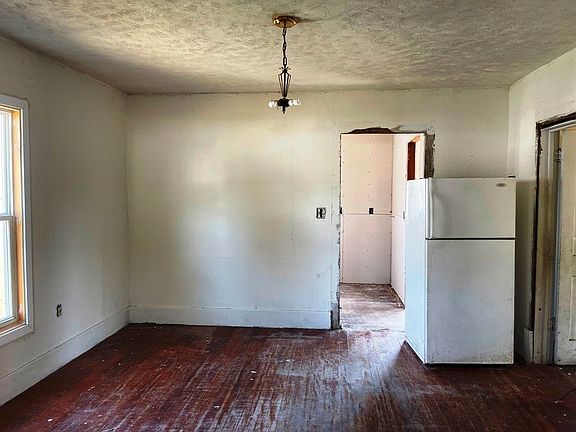 5th image of 908 E 9th St