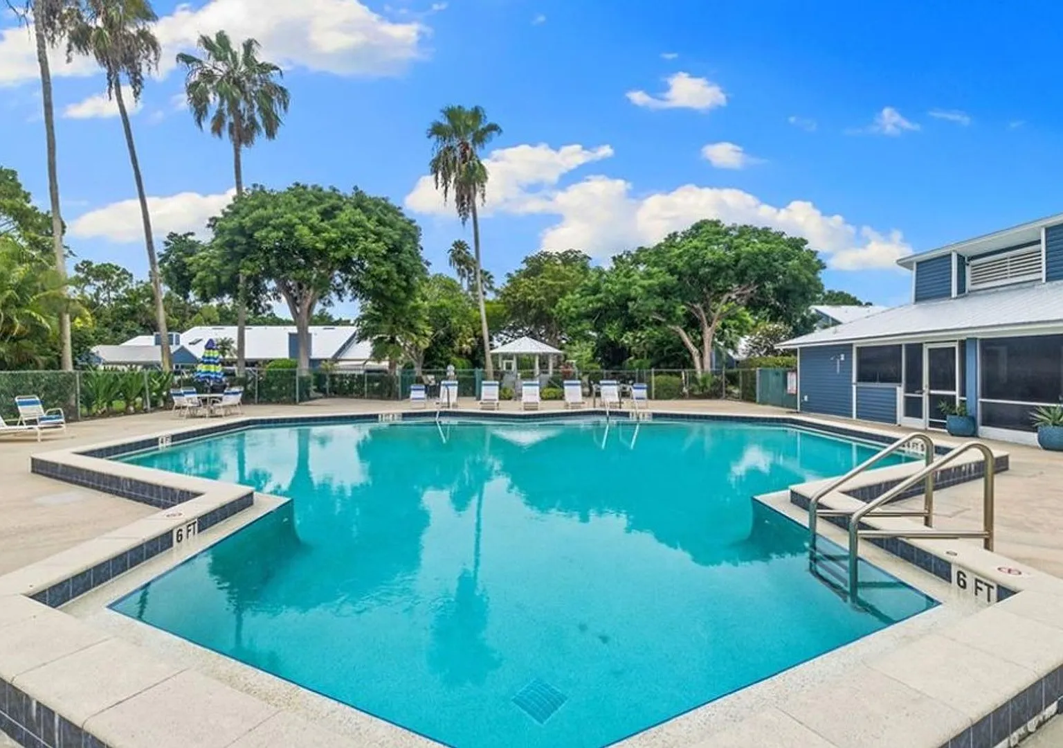 ** Stunning 3br/3ba Townhouse (With Extra 4th Large Room To Be Used As Bedroom Or Office) ** Tran... — Photo 3