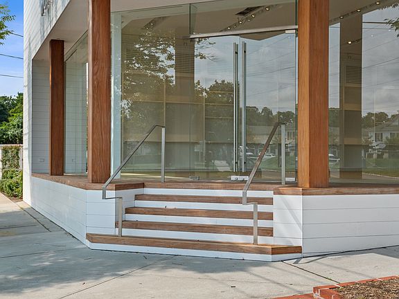 3rd image of 19 Pond Ln