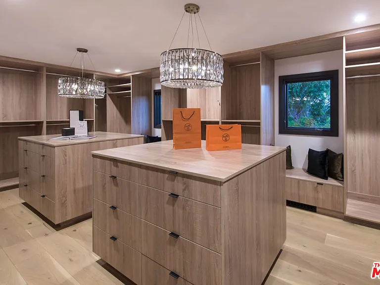 1378 N Doheny Dr — Photo 11