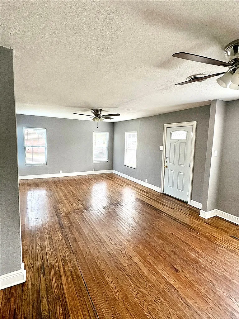 3 bed, 1.0 bath, 1208 sqft, $1,595 — Photo 2