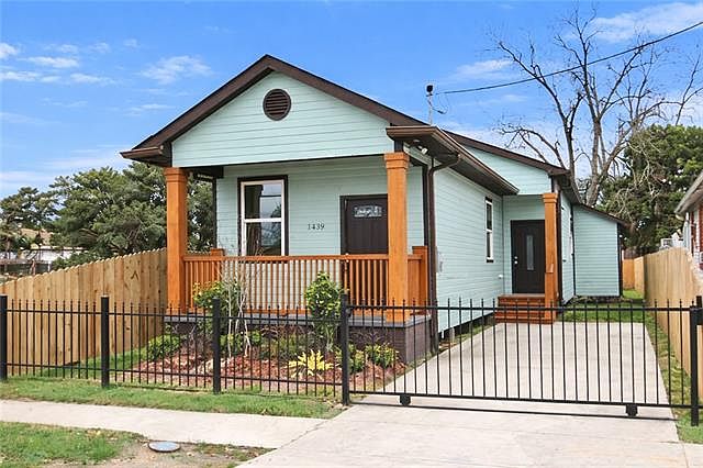 1st image of 2620 Mistletoe St