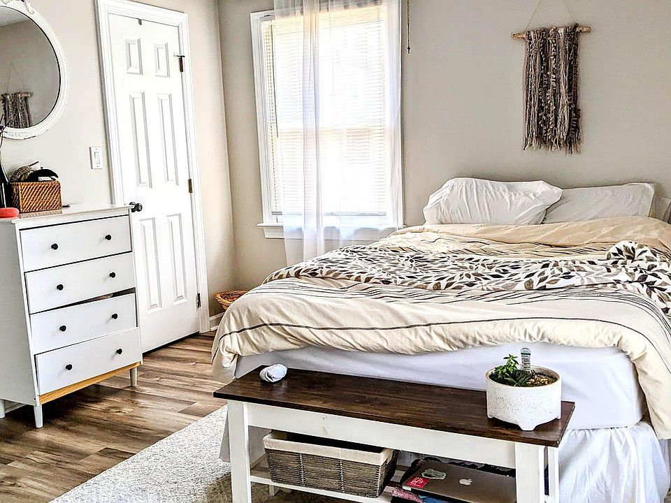 Large 15' x 14' bedroom.