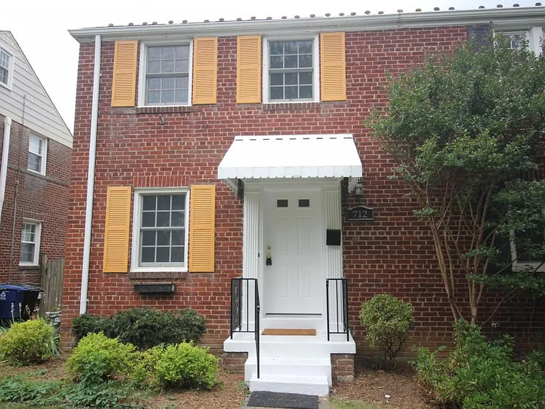 712 N Oakland St — Photo 1