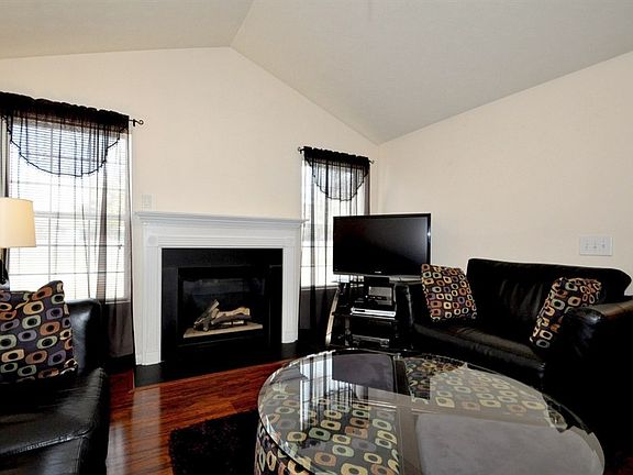 5th image of 110 Jonathan Cir