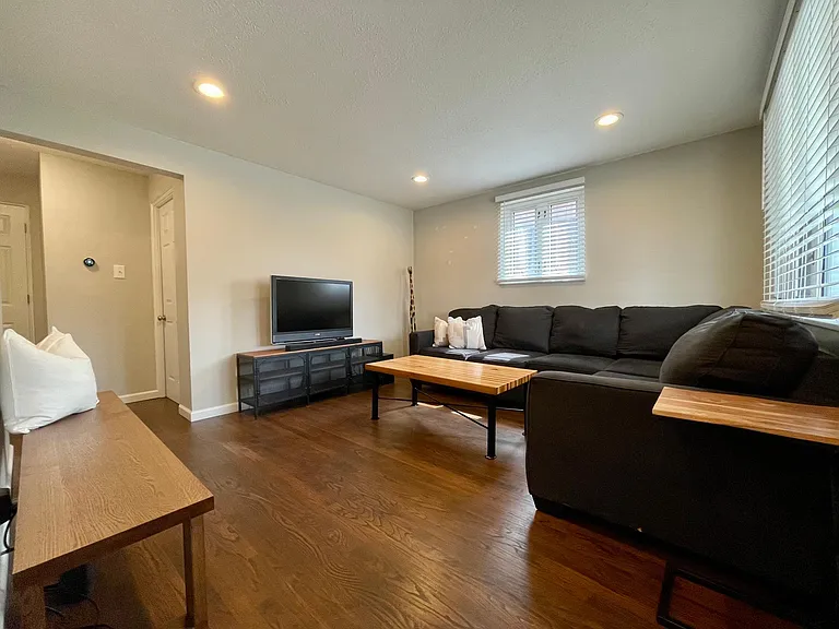 111 Knox St — Photo 5