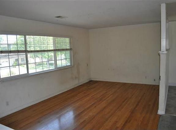 3rd image of 1548 Hallbrook Dr