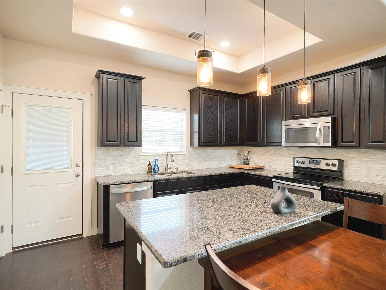3 bed, 2.5 bath, 1901 sqft, $2,200 — Photo 4